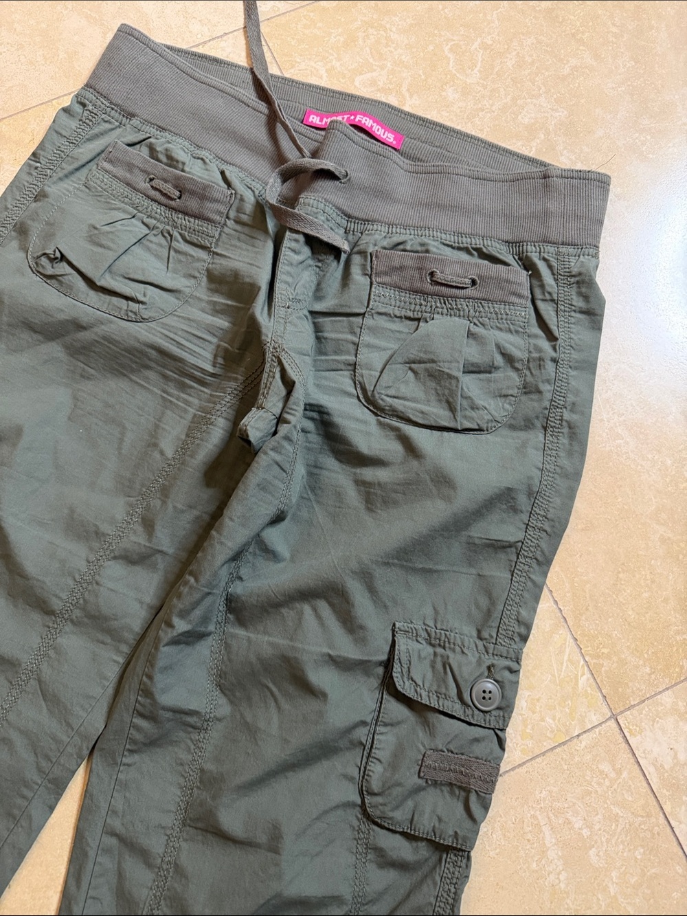 💕Almost Famous Olive Green Wide-Leg Cargo Capris💕 - Picture 5 of 7